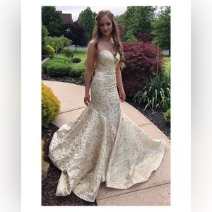 Mac Duggal size 2 prom dress